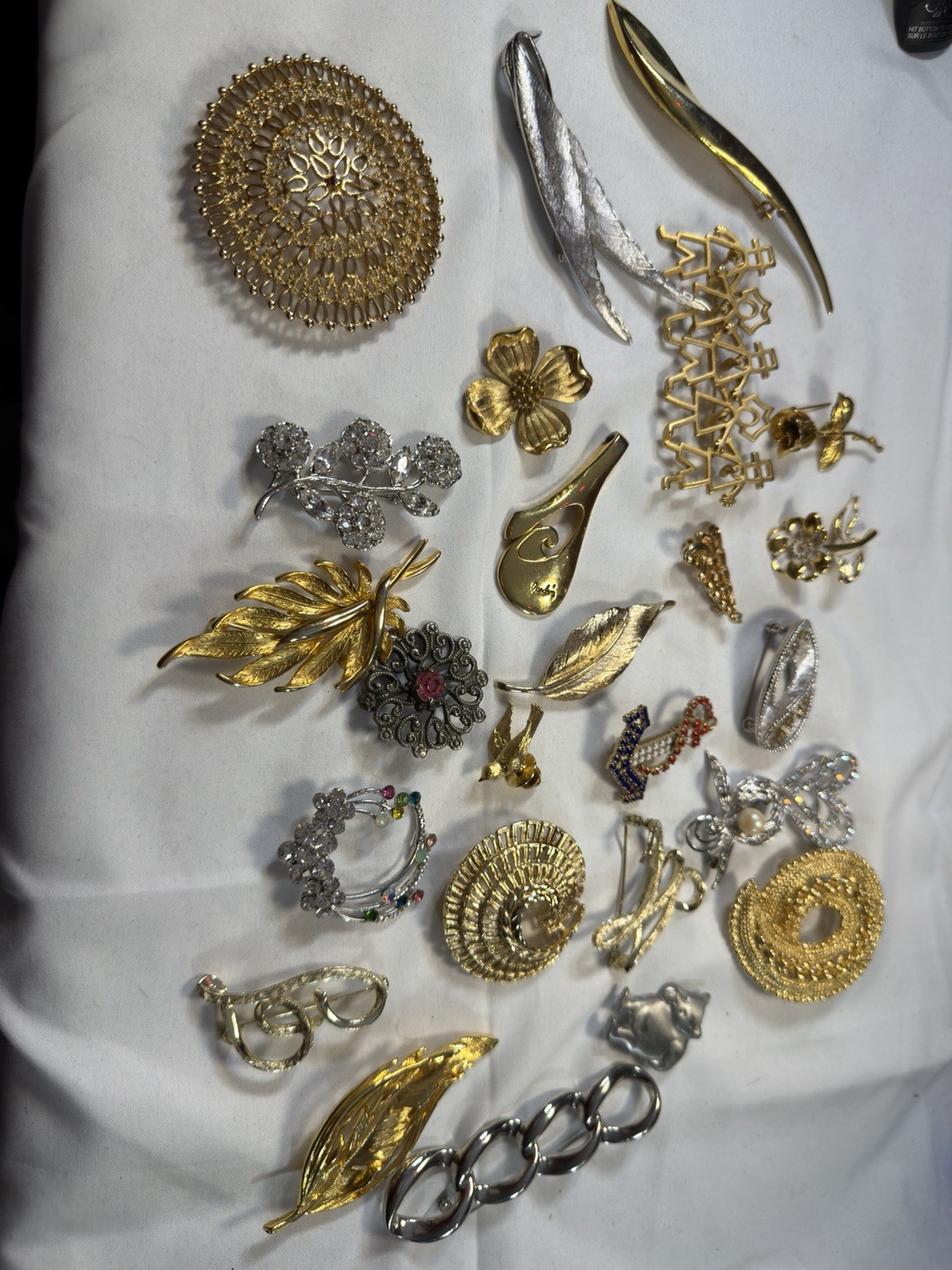 Vintage Brooch/Pins  Lot 25 Pieces Avon Trifari OAJC Floral Rhinestone Gold Tone